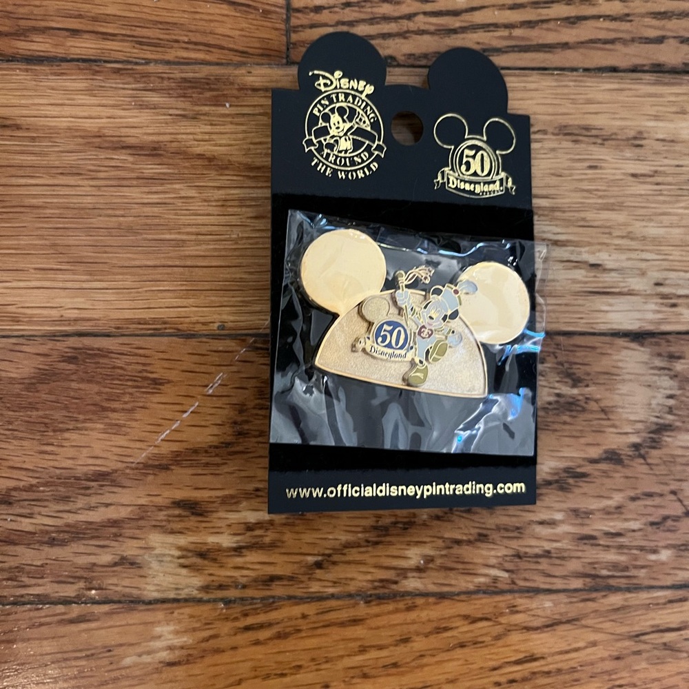 Disneyland Gold Mickey Mouse Ears Pin